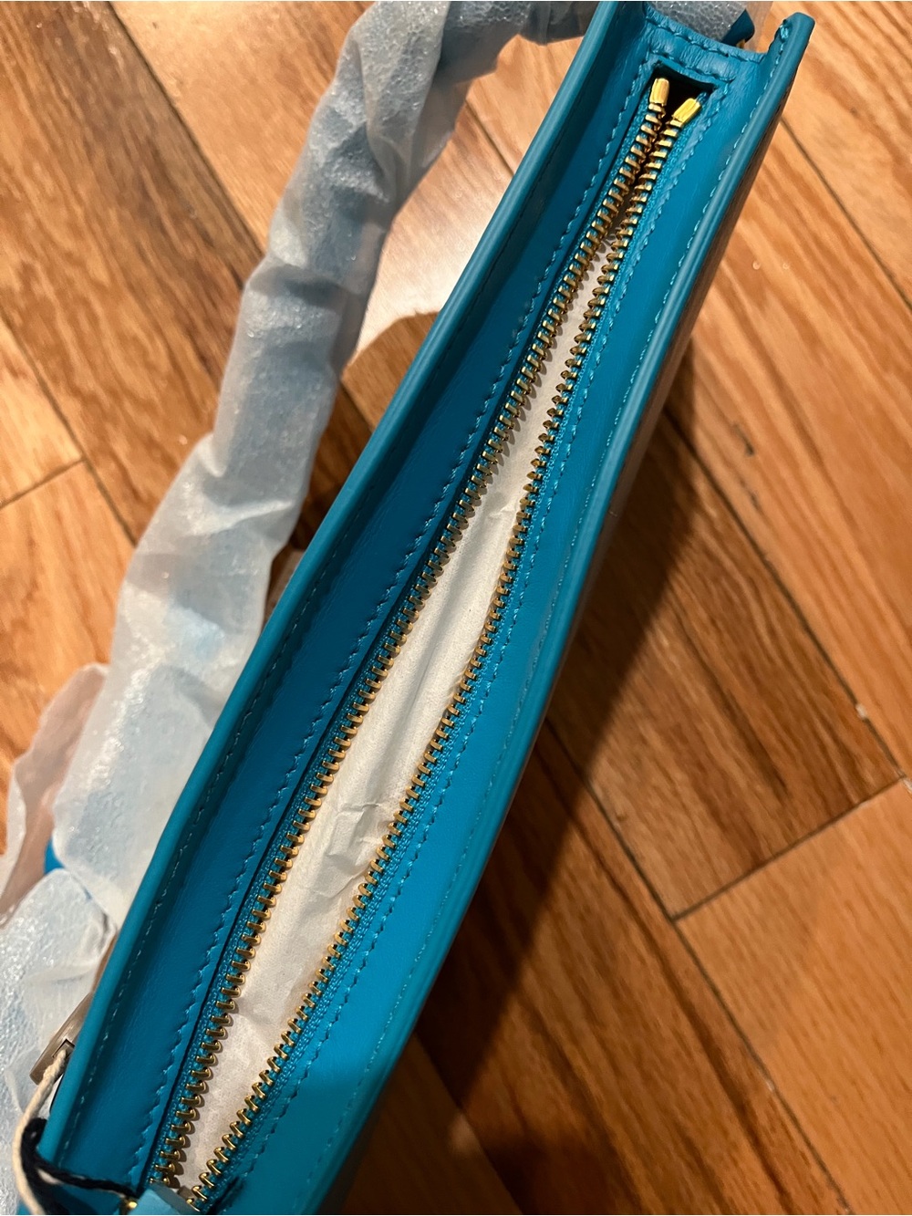 JACQUEMUS
Smooth Calfskin La Vague Turquoise - Picture 5 of 10